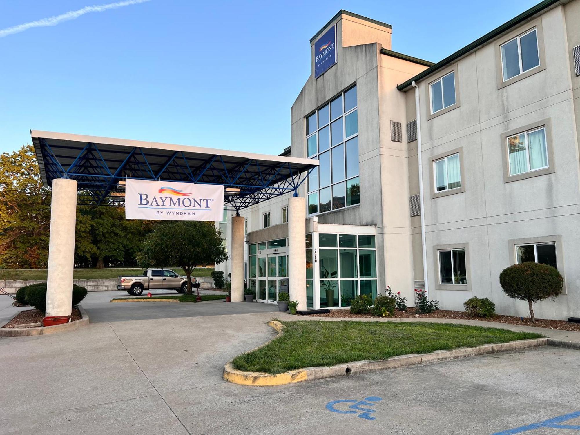 Baymont By Wyndham Kingdom City Exterior foto