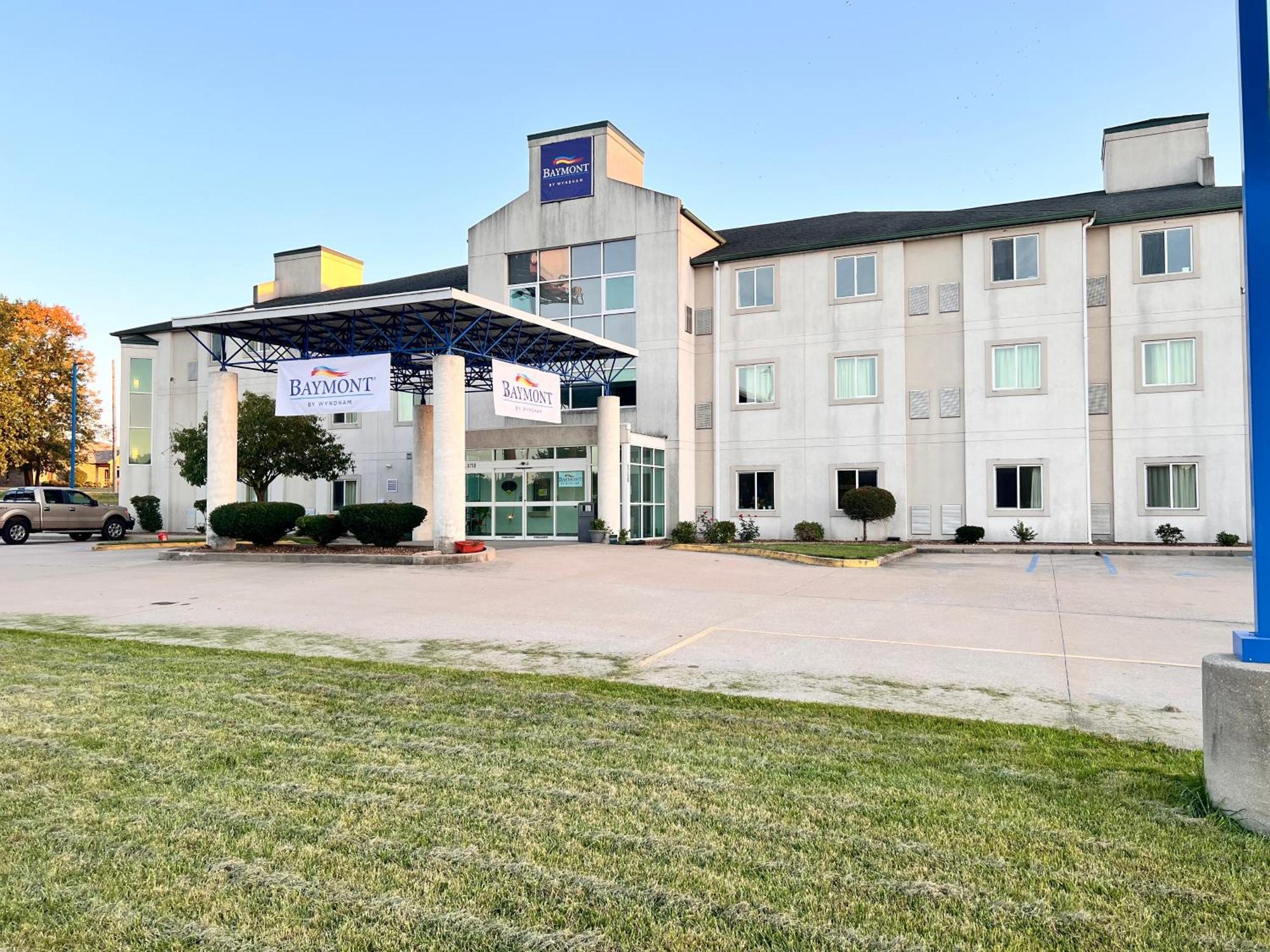 Baymont By Wyndham Kingdom City Exterior foto