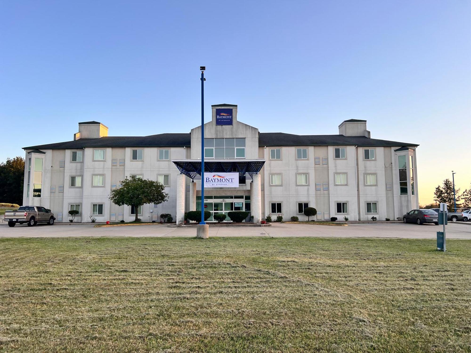 Baymont By Wyndham Kingdom City Exterior foto