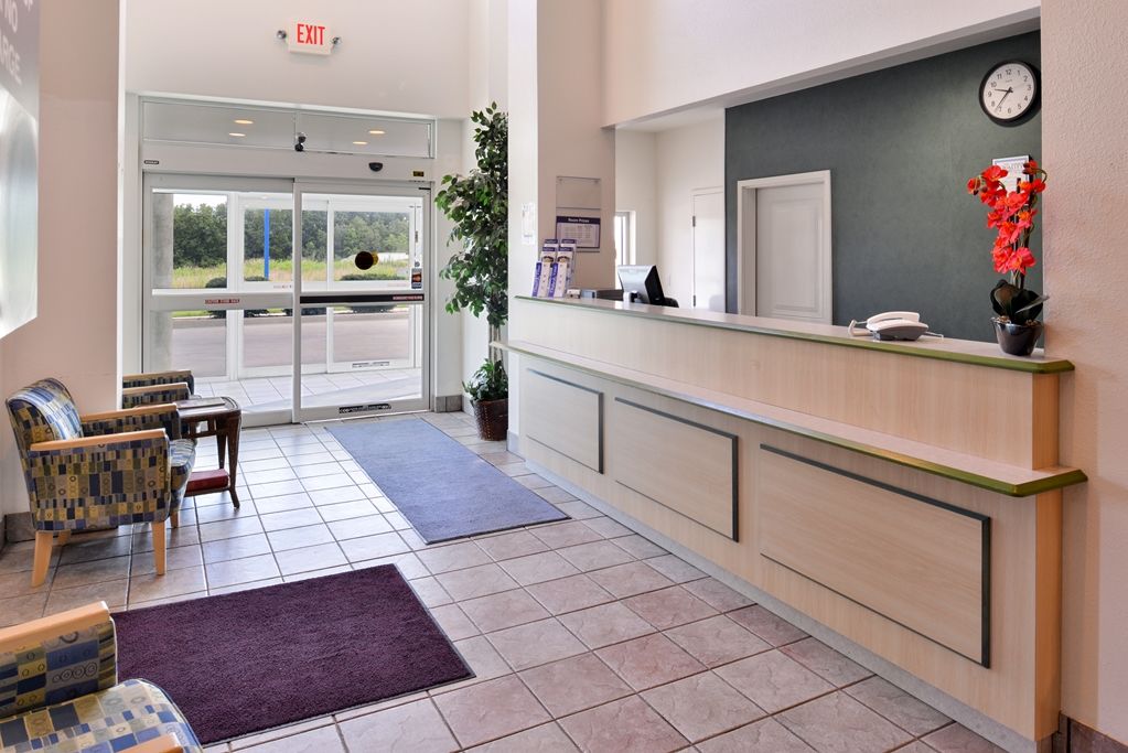 Baymont By Wyndham Kingdom City Interior foto