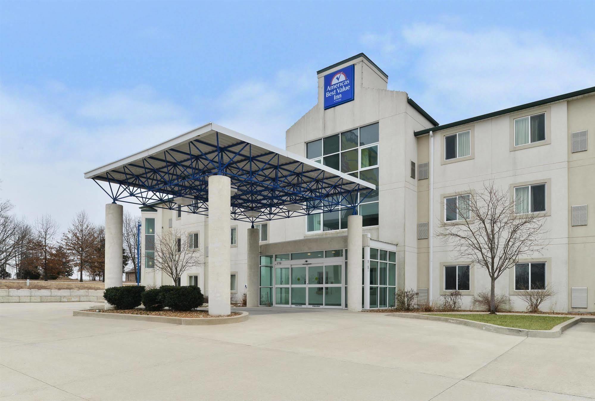 Baymont By Wyndham Kingdom City Exterior foto